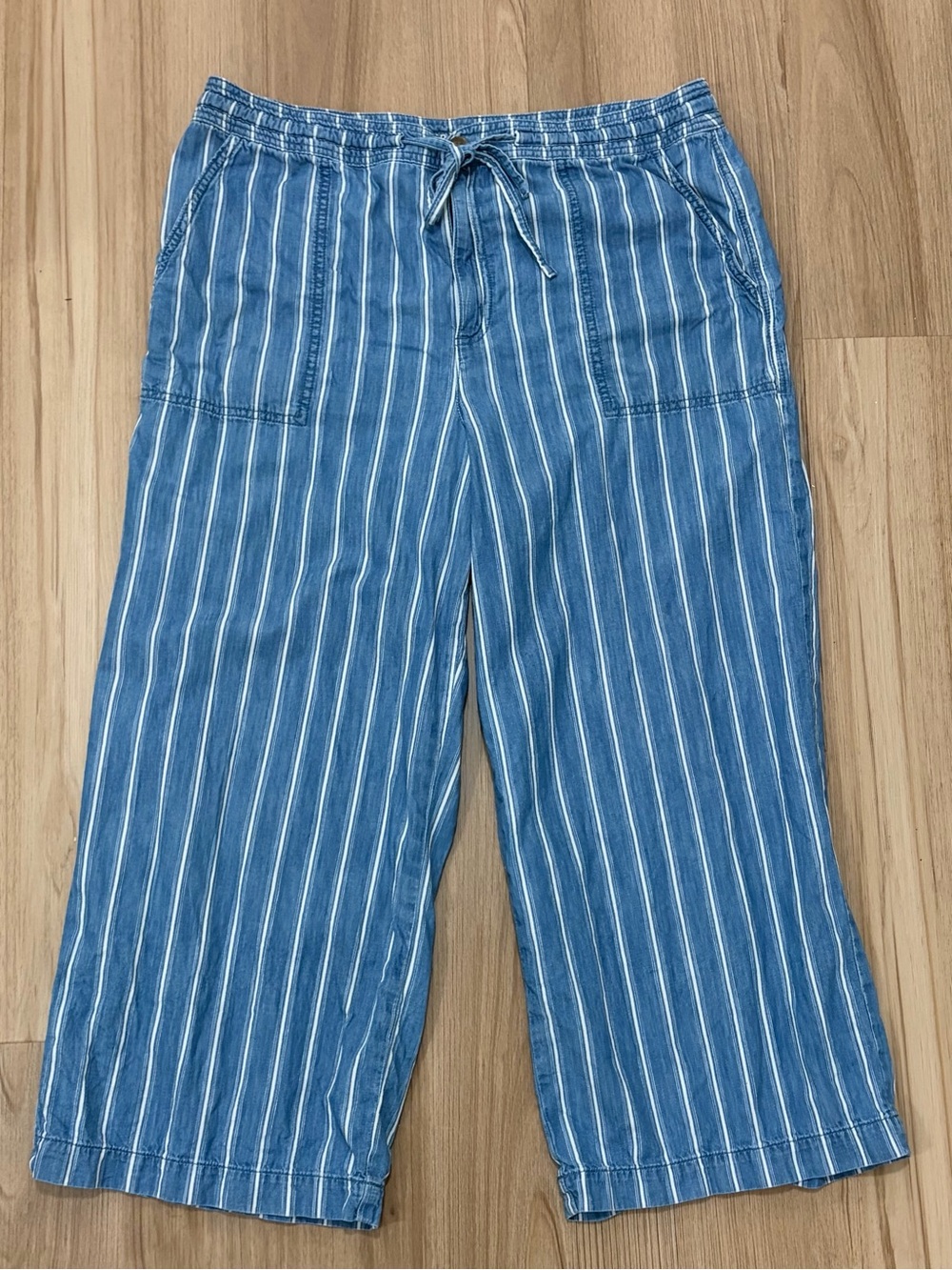 5/$26 100% cotton American Eagle Outfitters Blue and White Striped Capris
